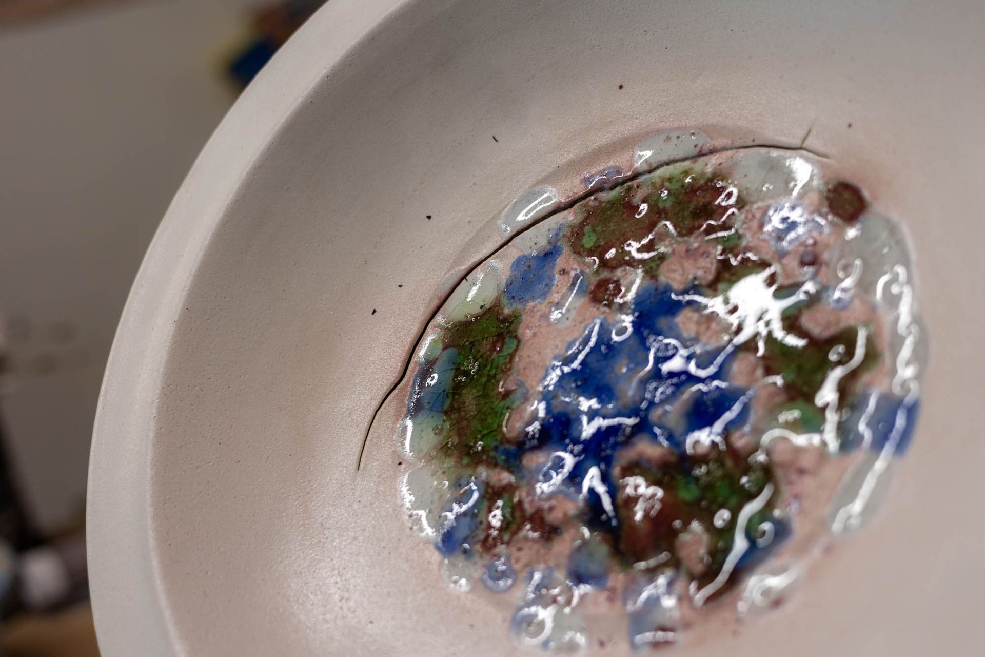 Eine Nahaufnahme einer Schüssel mit einem Gemälde darauf