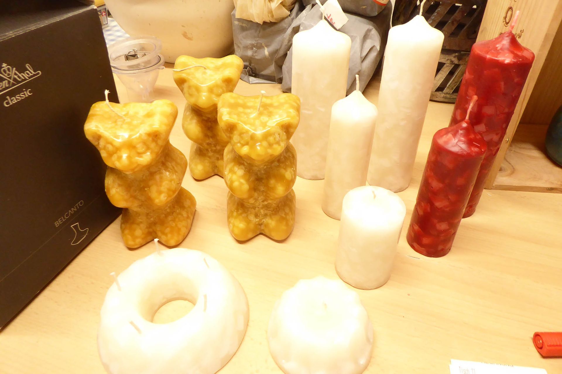 Ein Bündel Kerzen auf einem Tisch mit einer Schachtel mit der Aufschrift „Rosenthal“