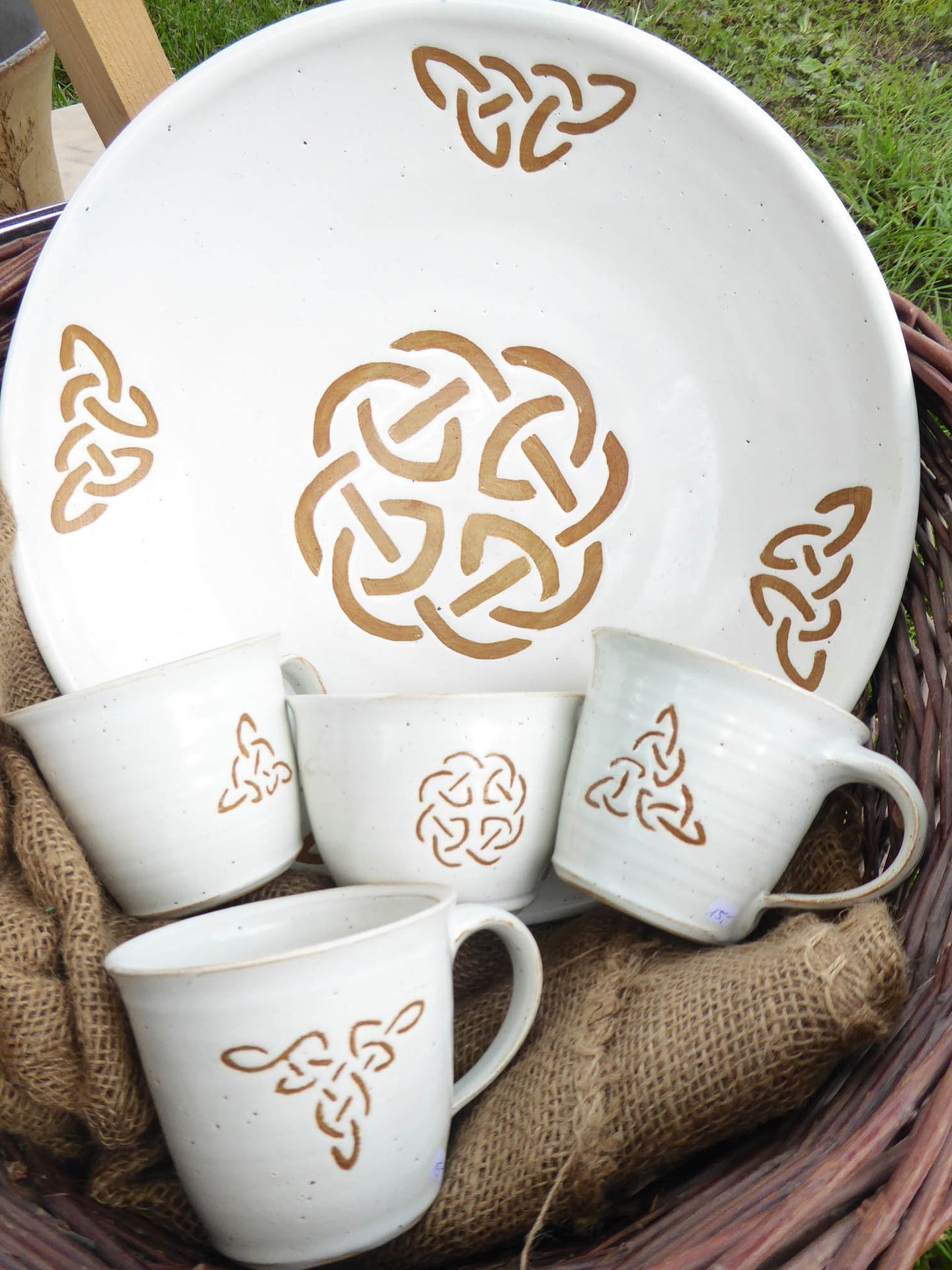 Ein weißer Teller mit einem keltischen Muster darauf