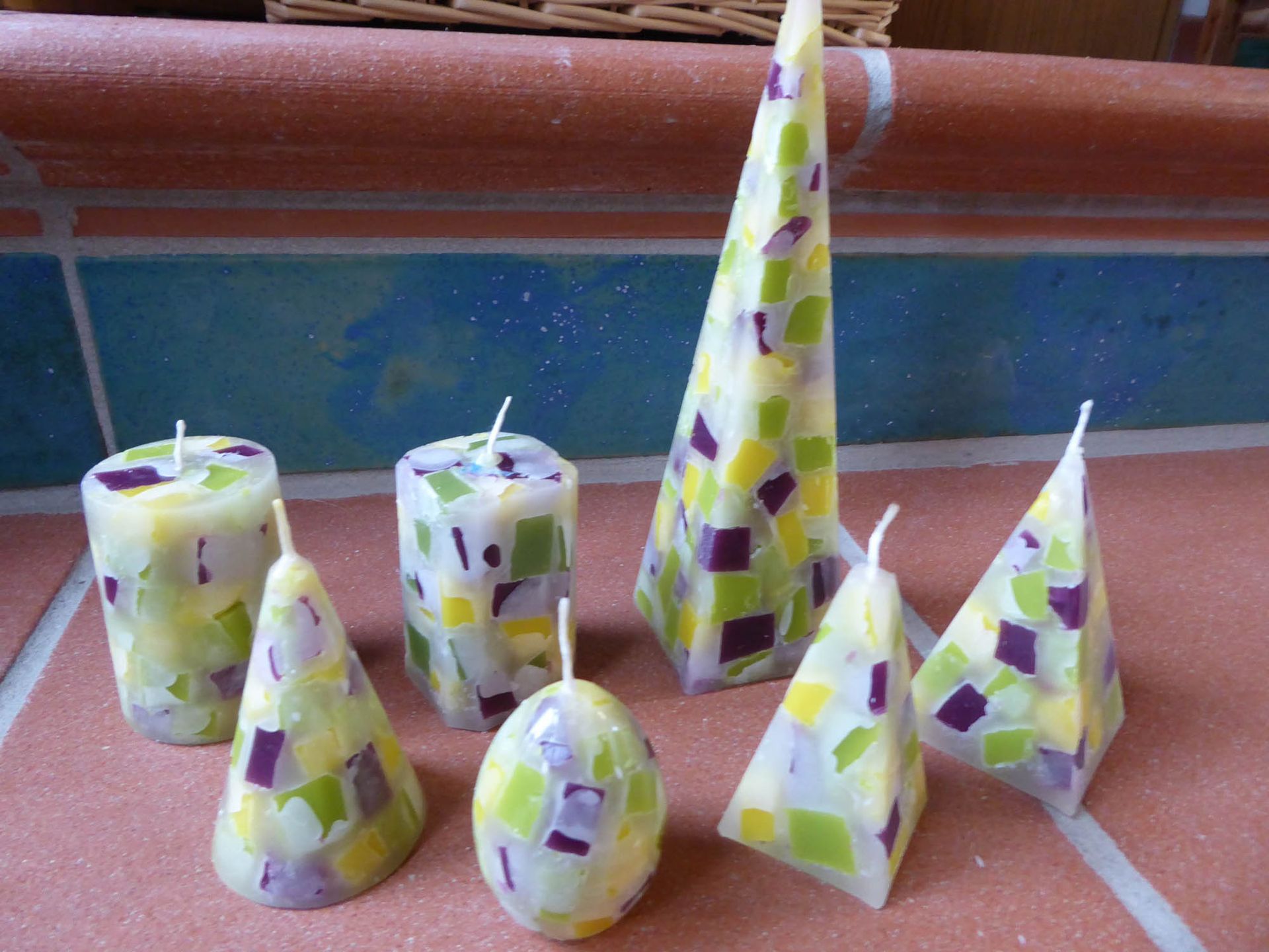 Eine Gruppe bunter Kerzen steht auf einem Tisch