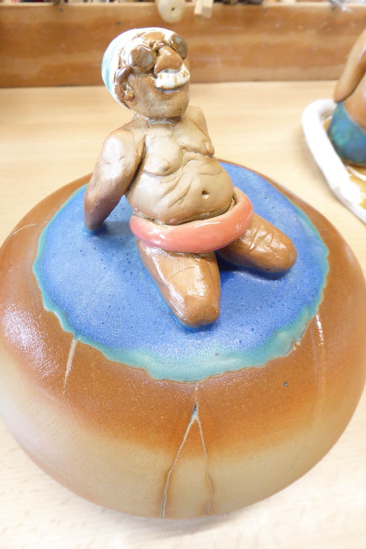 Ein Lebkuchenmann sitzt auf einem Kuchen.