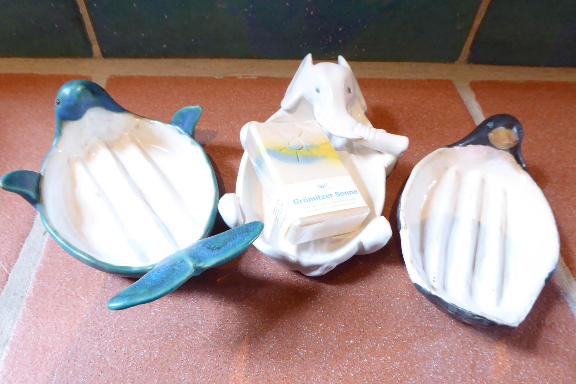 Drei Seifenschalen in Form von Meeresschildkröten und Elefanten