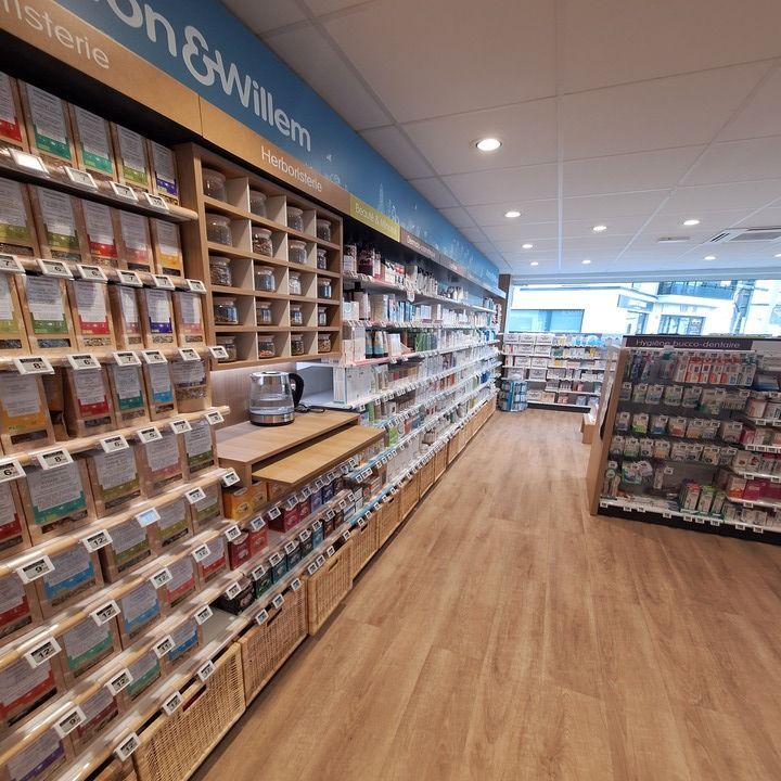 Une allée de boutique bien rangée avec des étagères murales remplies de sachets et de produits emballés.