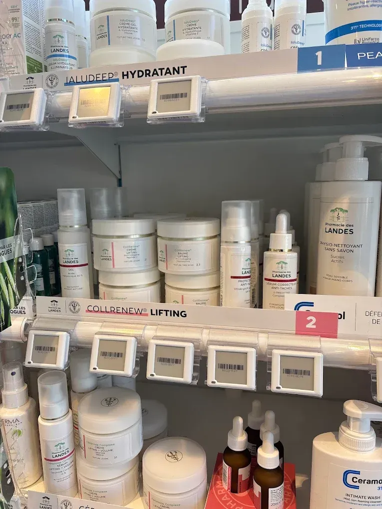 Étagères avec des produits de soin de la peau dans une vitrine de pharmacie.
