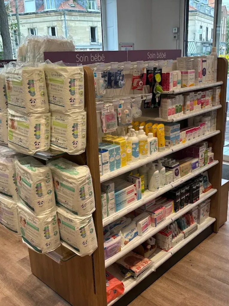 Présentation en rayon d'articles de soin pour bébé.