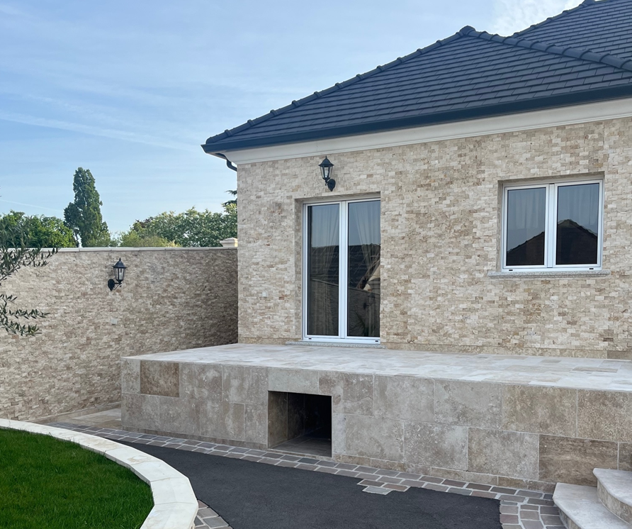 Devanture d'une maison avec un toit en ardoise.