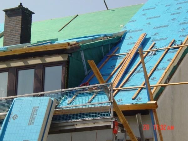 Isolierung und Abdichtung eines Steildaches und Aufbau eines tragenden Lattengerüstes vor der Eindeckung