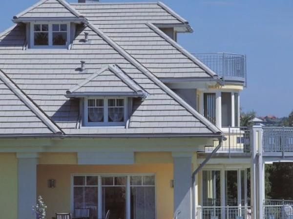 Steildach mit Eindeckung und Dachbauben