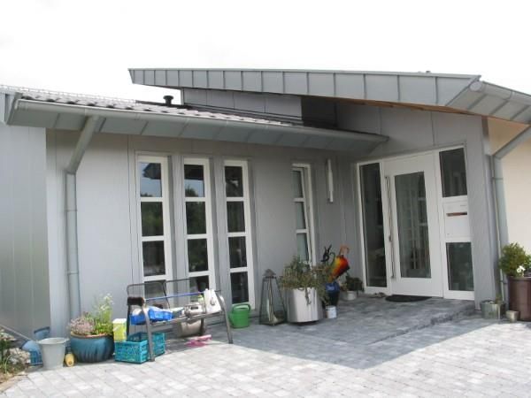 Fassadenbau und Eindeckung eines Dachs