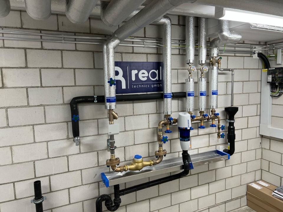 Reparierte Wasser-Verteileranlage der Sanitärinstallation.