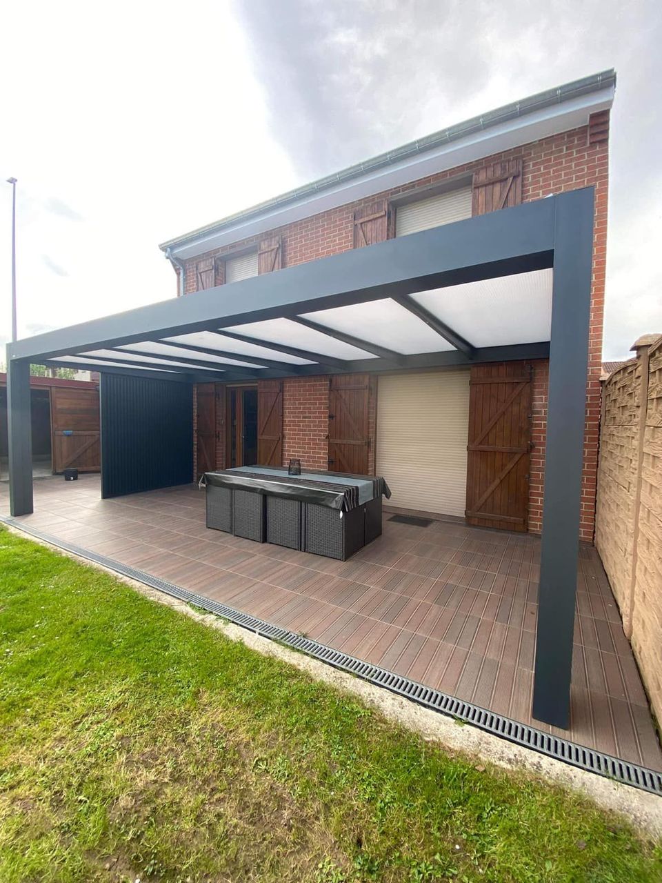 Une pergola moderne sur une terrasse