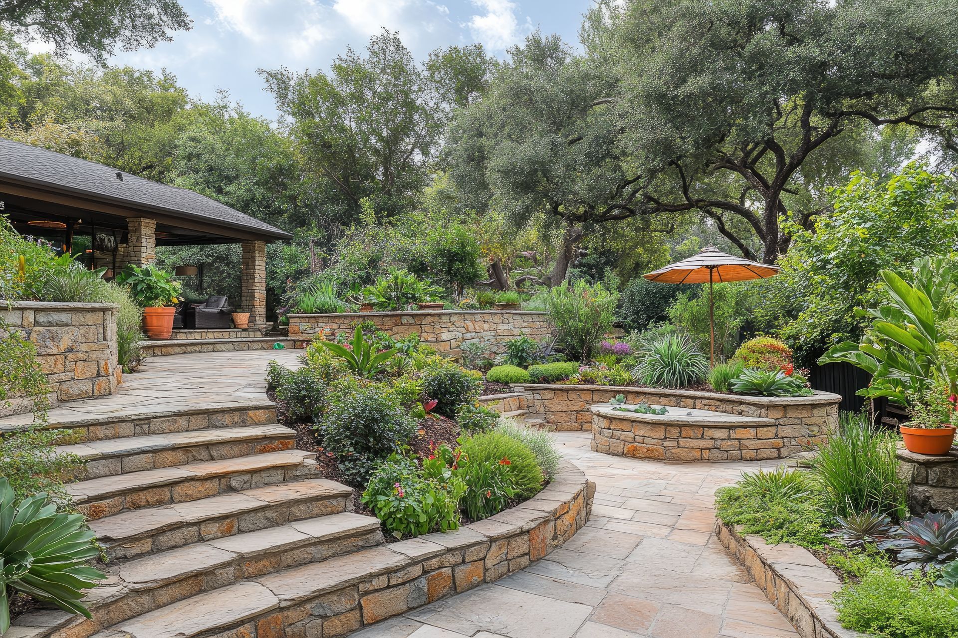 Ein Steinweg mit Treppen, der zu einem Pavillon in einem Garten führt.