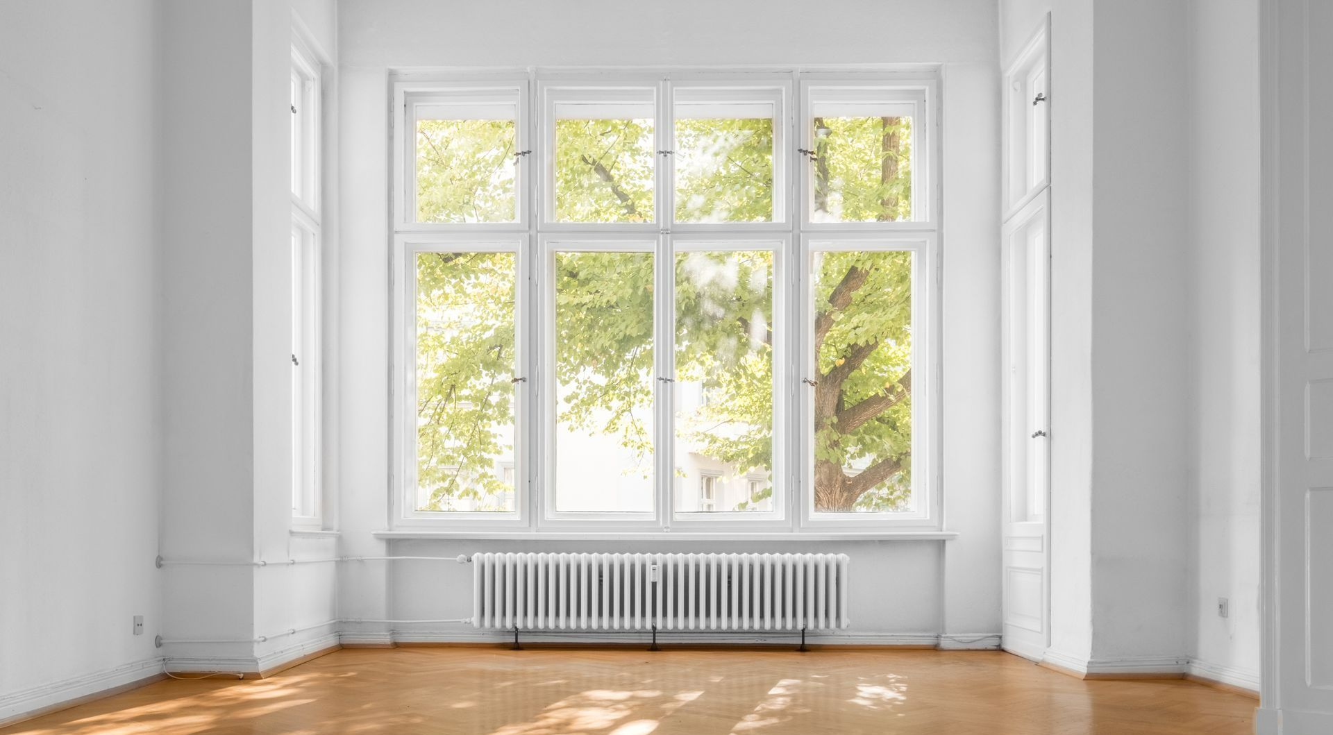 Fenêtre blanche à grands carreaux