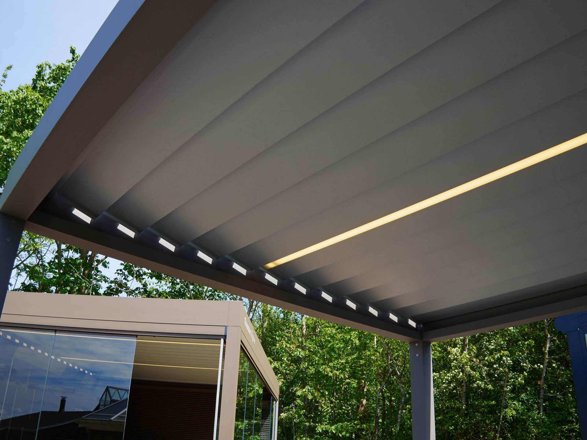 Pergola noire avec des lames en aluminium