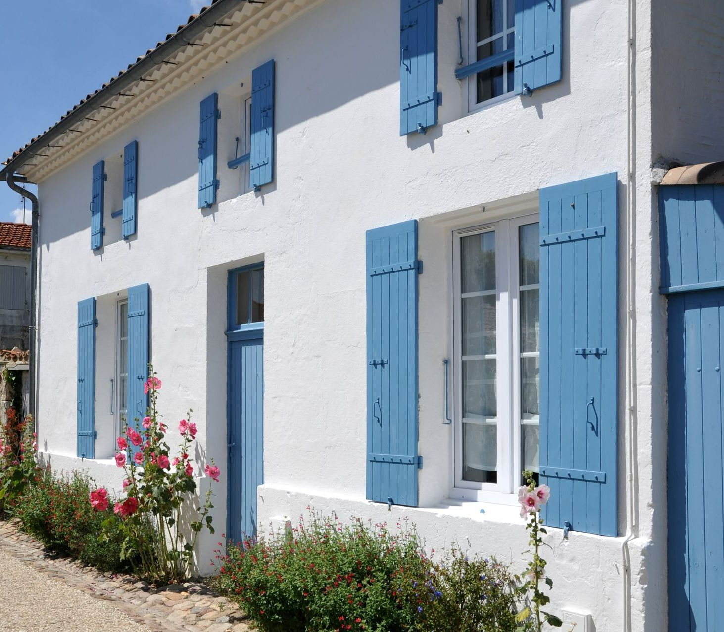 Volets bleu clair sur une façade blanche