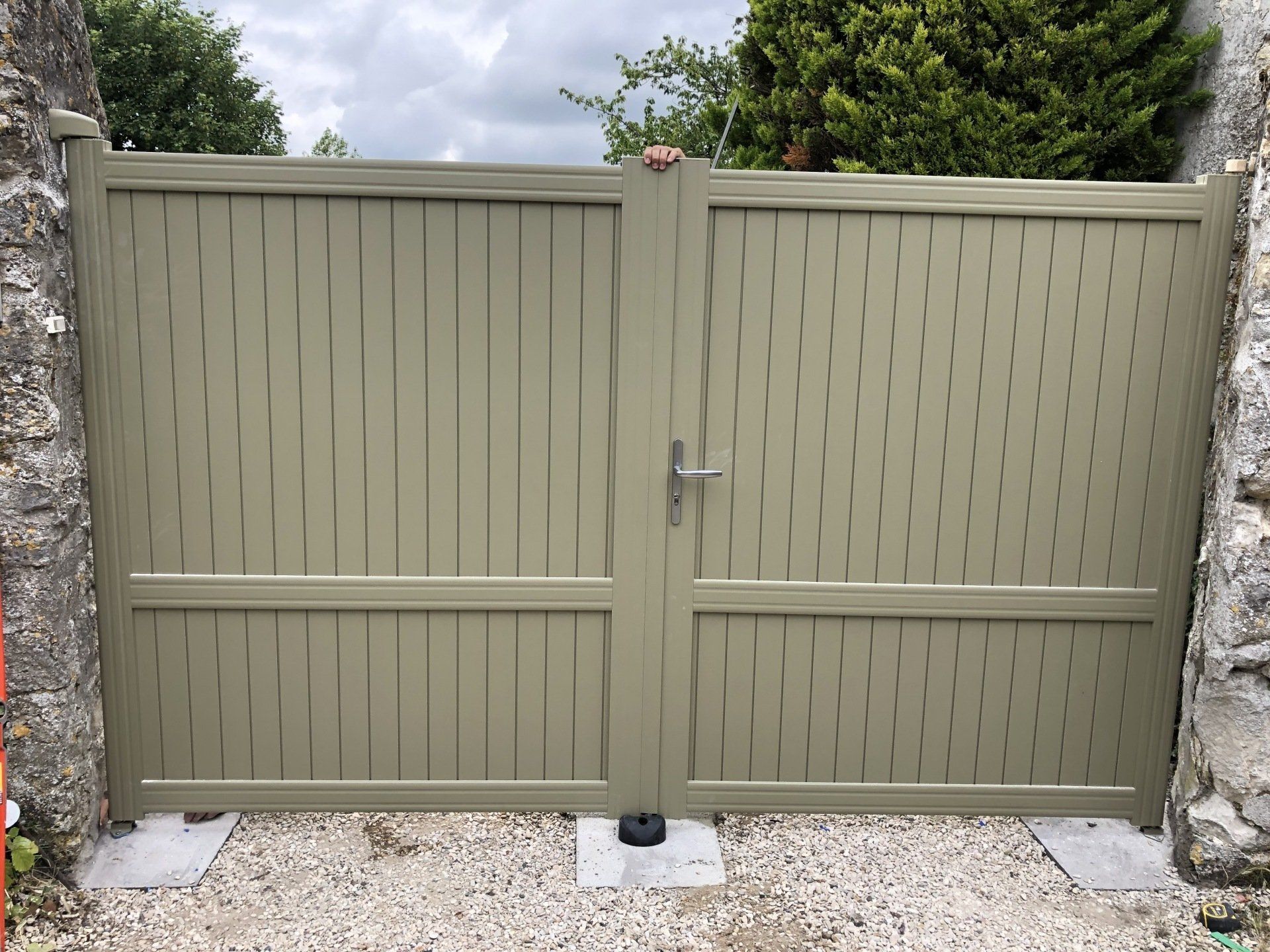 Portail en aluminium marron