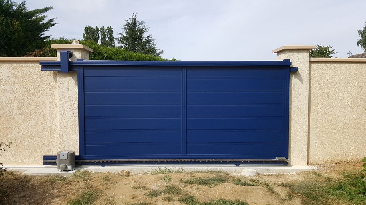 Portail coulissant bleu