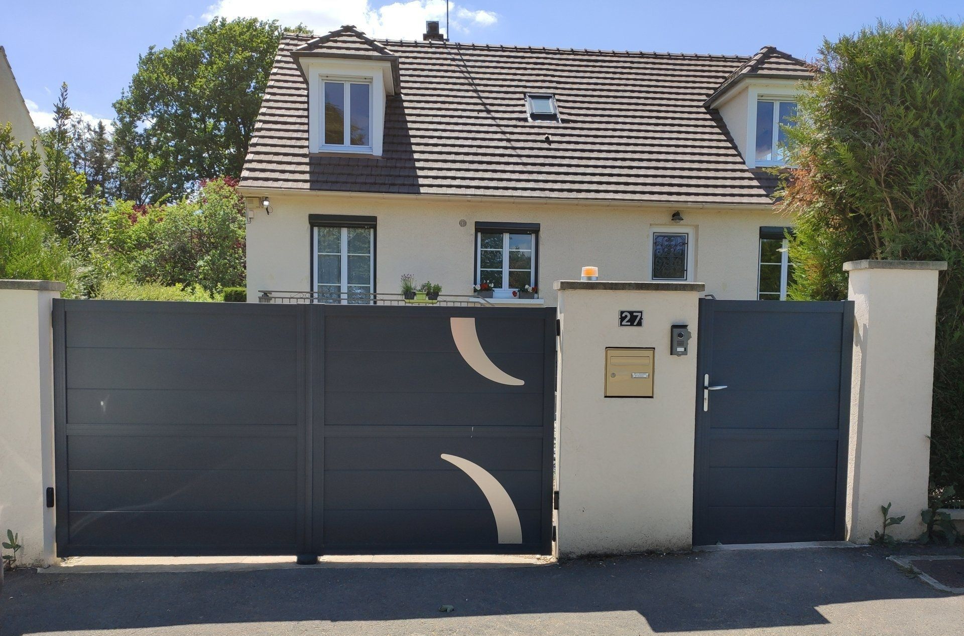 Portail avec des virgules comme motifs