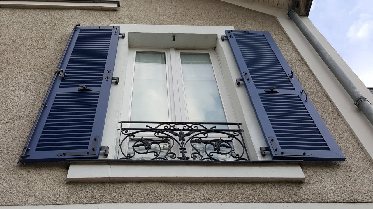 Volets battants bleus