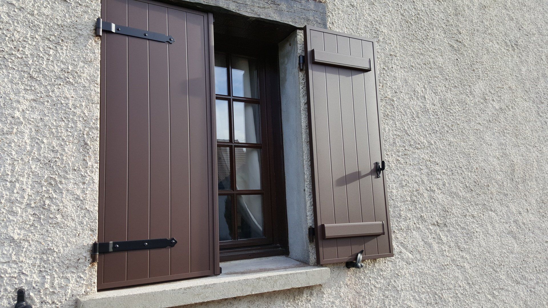 Volets en bois marron