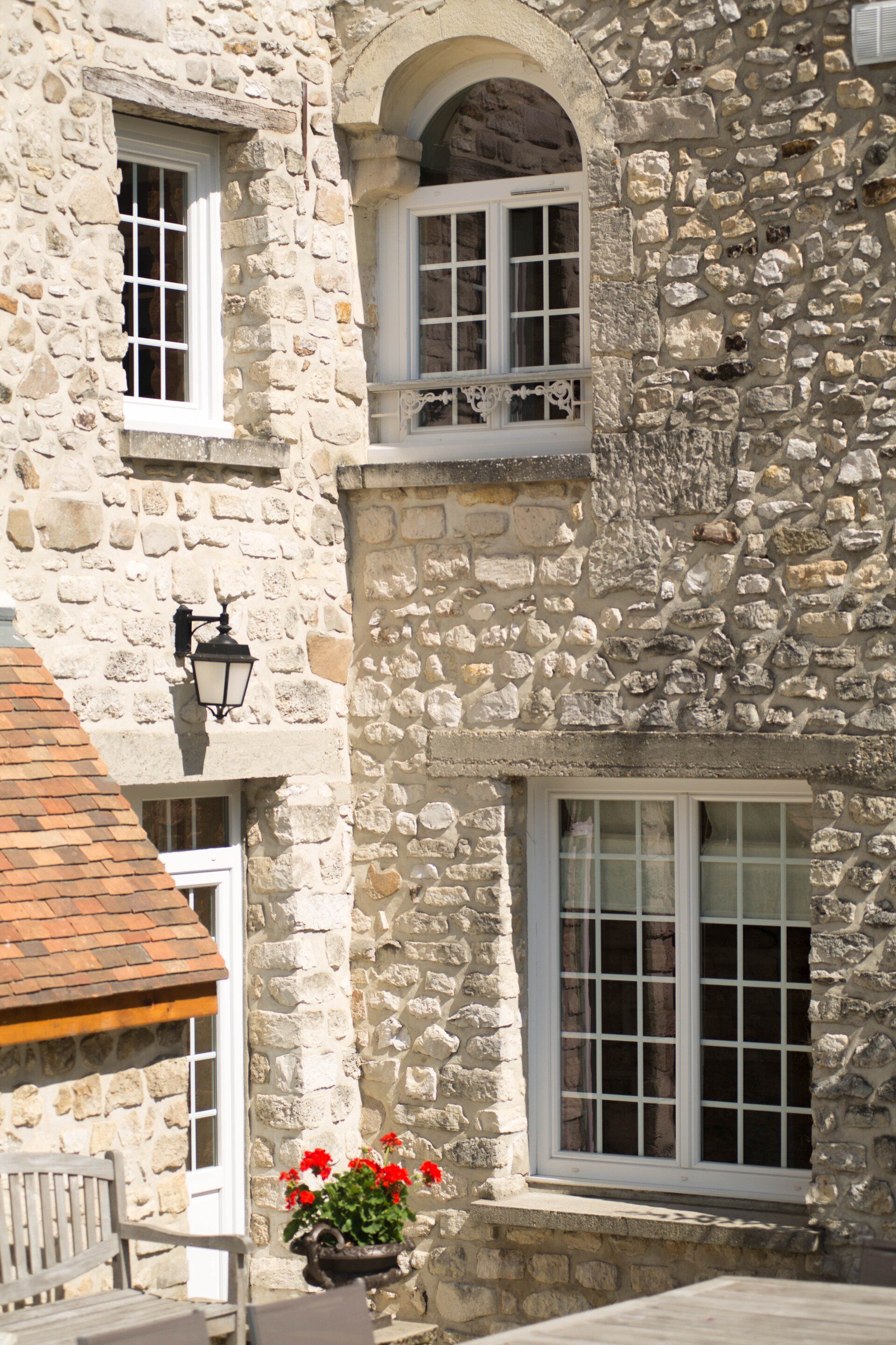 Fenêtres rénovées dans l'angle d'un bâtiment