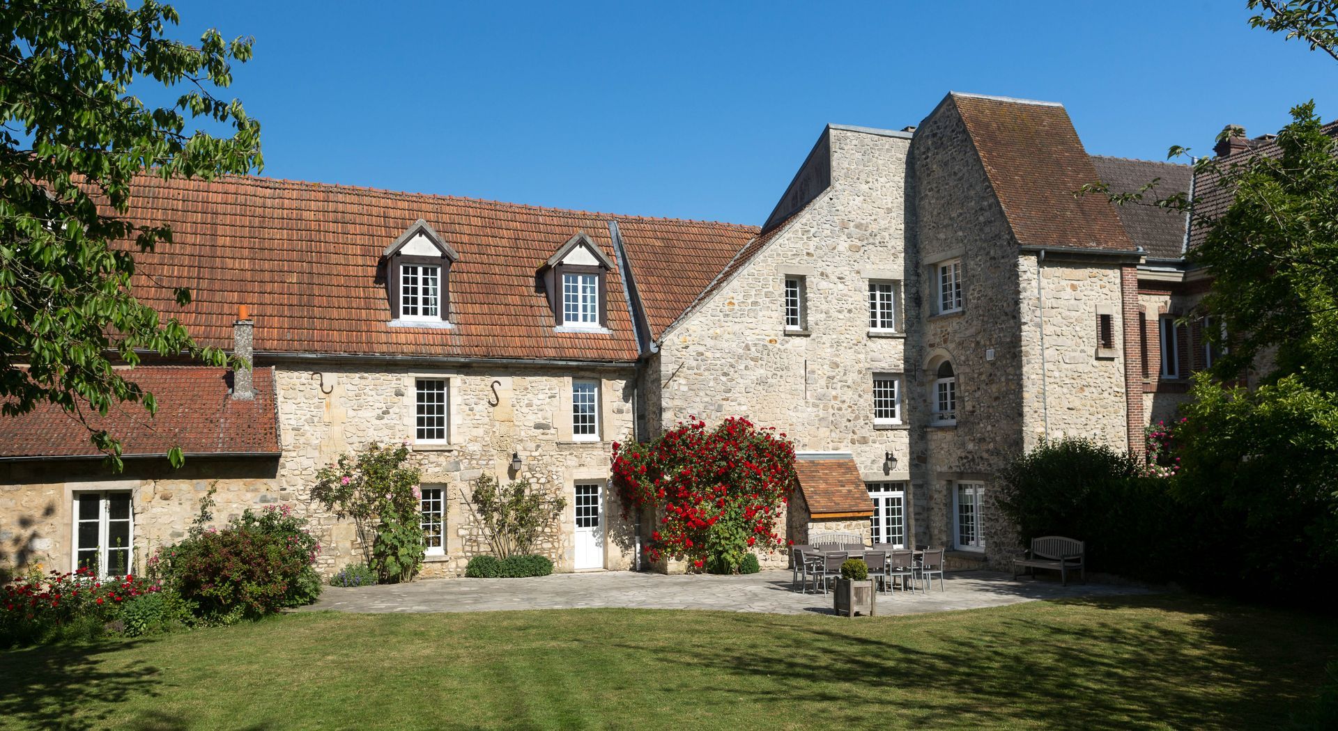 Établissement avec façade rénovée