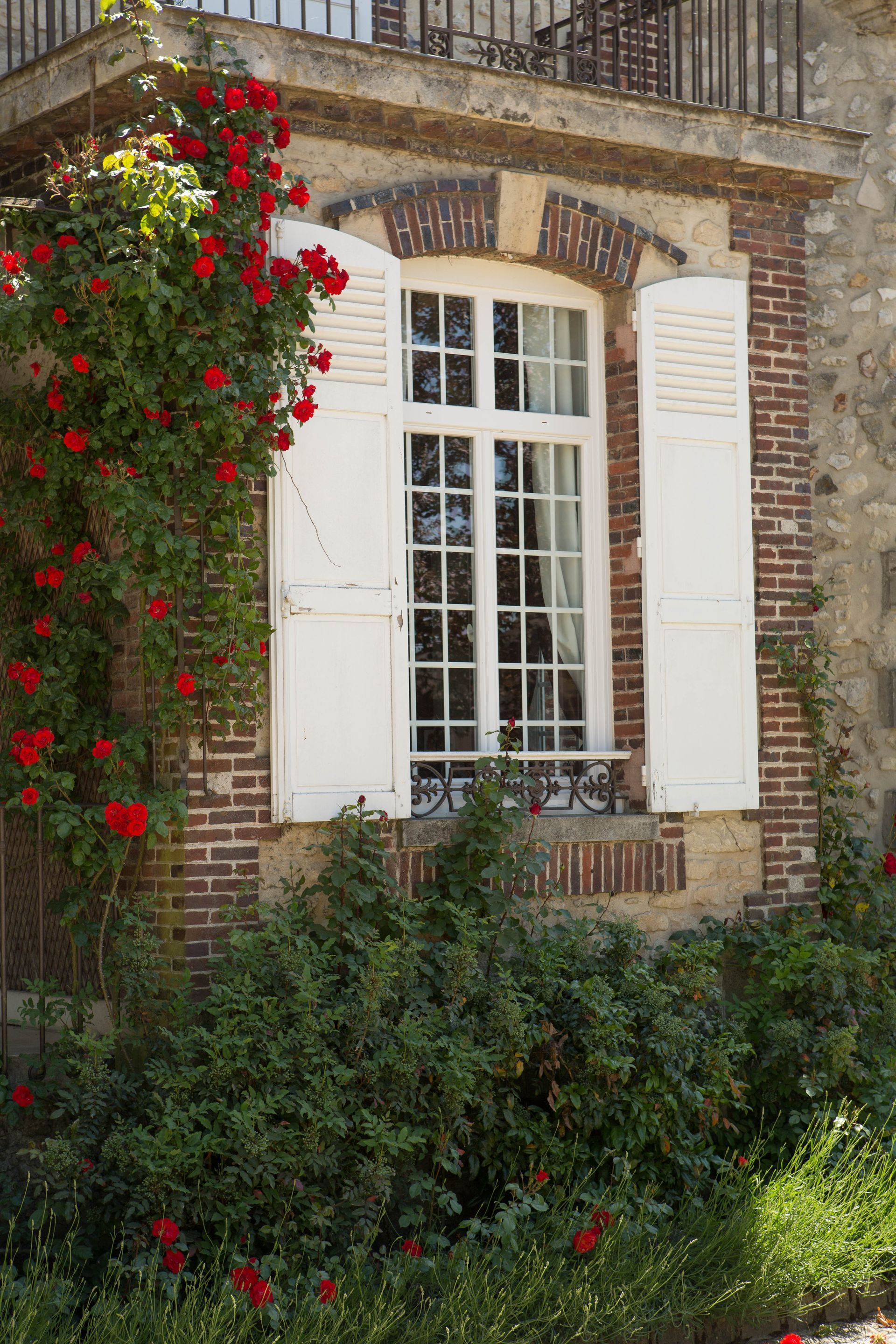 Fenêtre et volets blancs