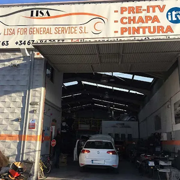 Un coche está aparcado delante de un edificio que dice Lisa para servicio general SL