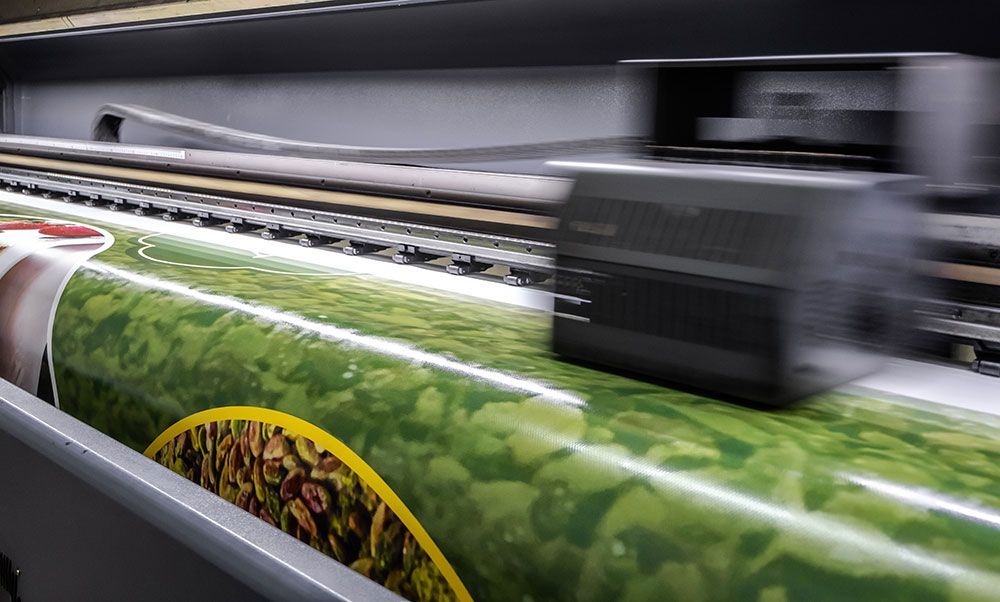 Auf einem großen Drucker wird ein großes Blatt Papier bedruckt.