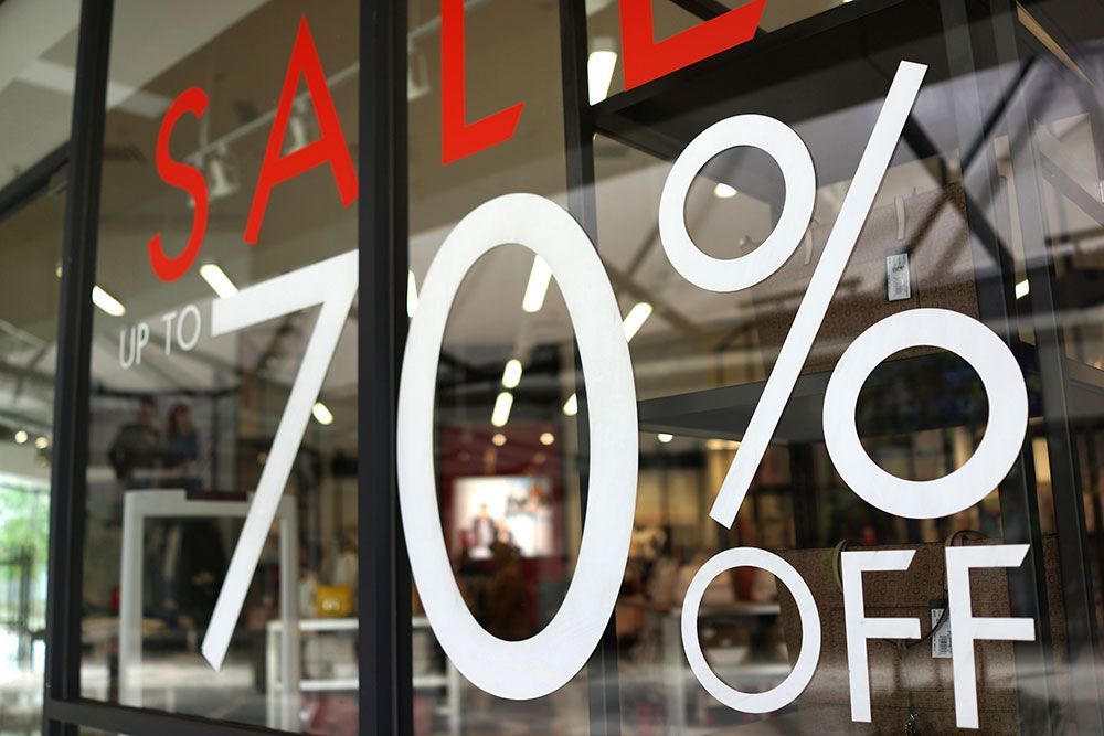 Ein Schaufenster mit einem „70 % Rabatt“-Schild.
