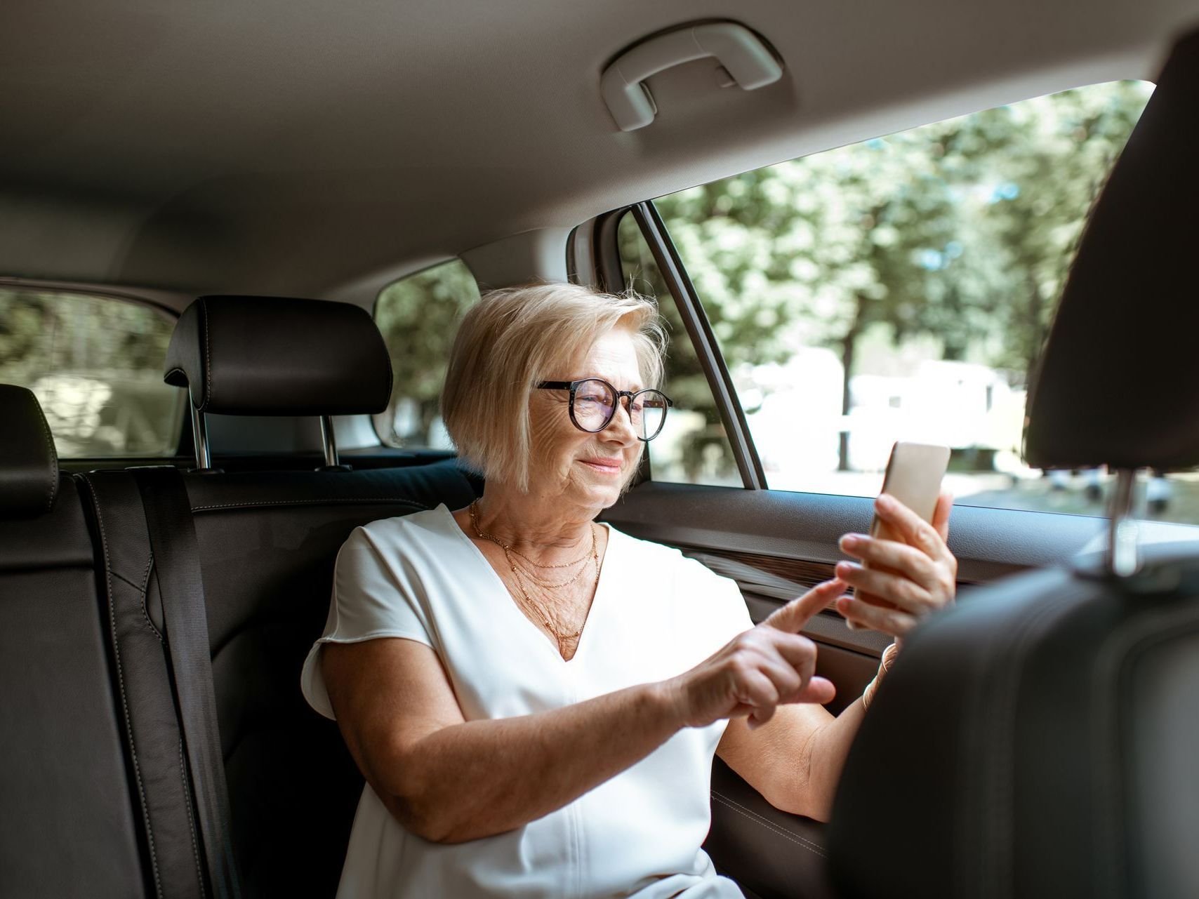 Une femme âgée dans une voiture
