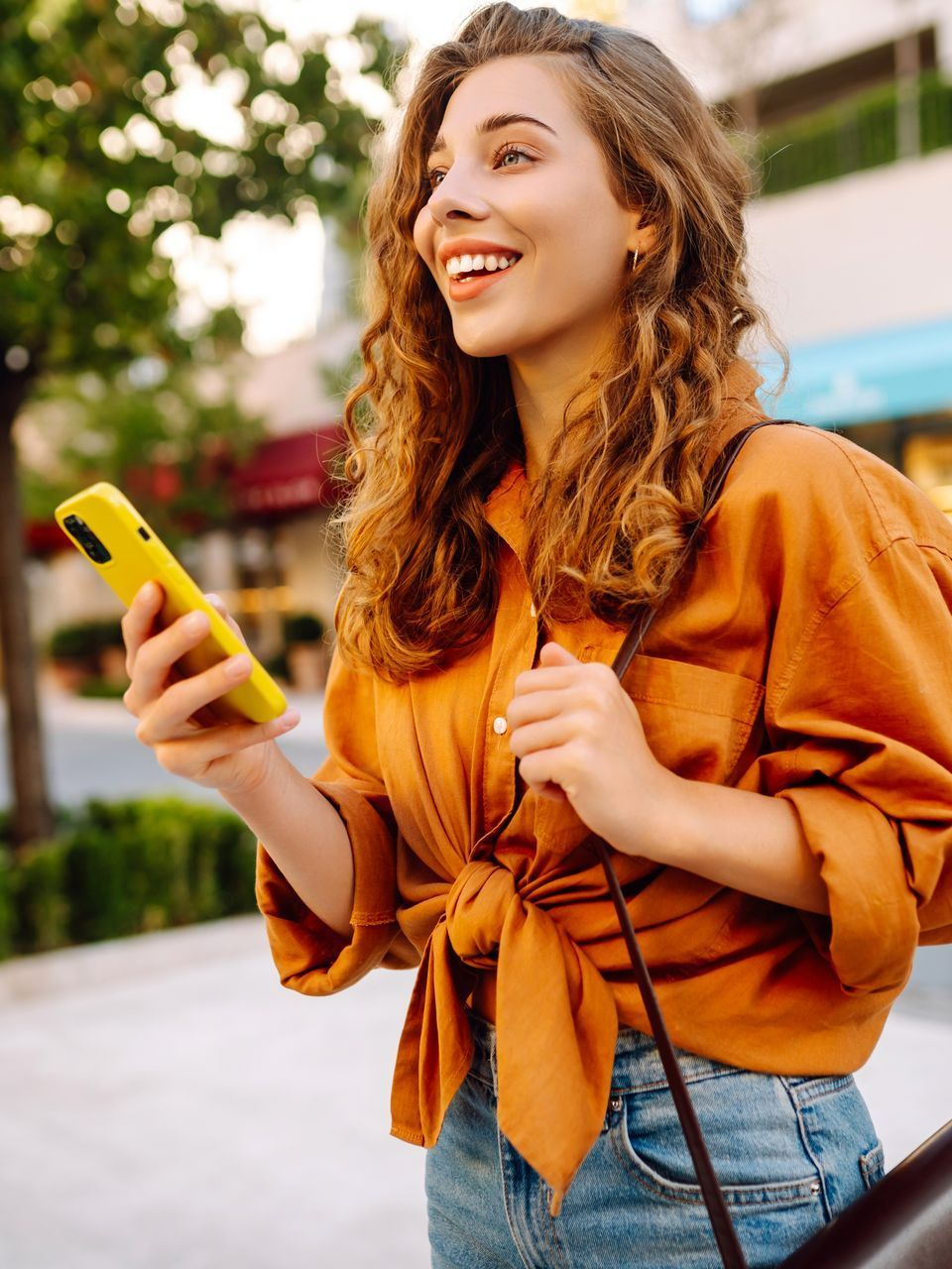 Une femme qui tient un téléphone