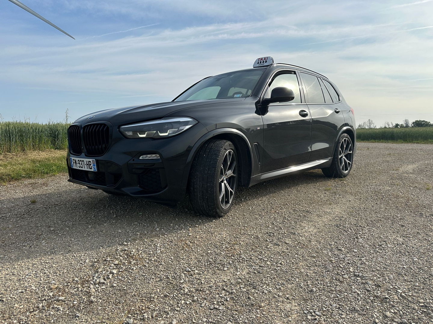Un taxi noir garé sur le bas-côté