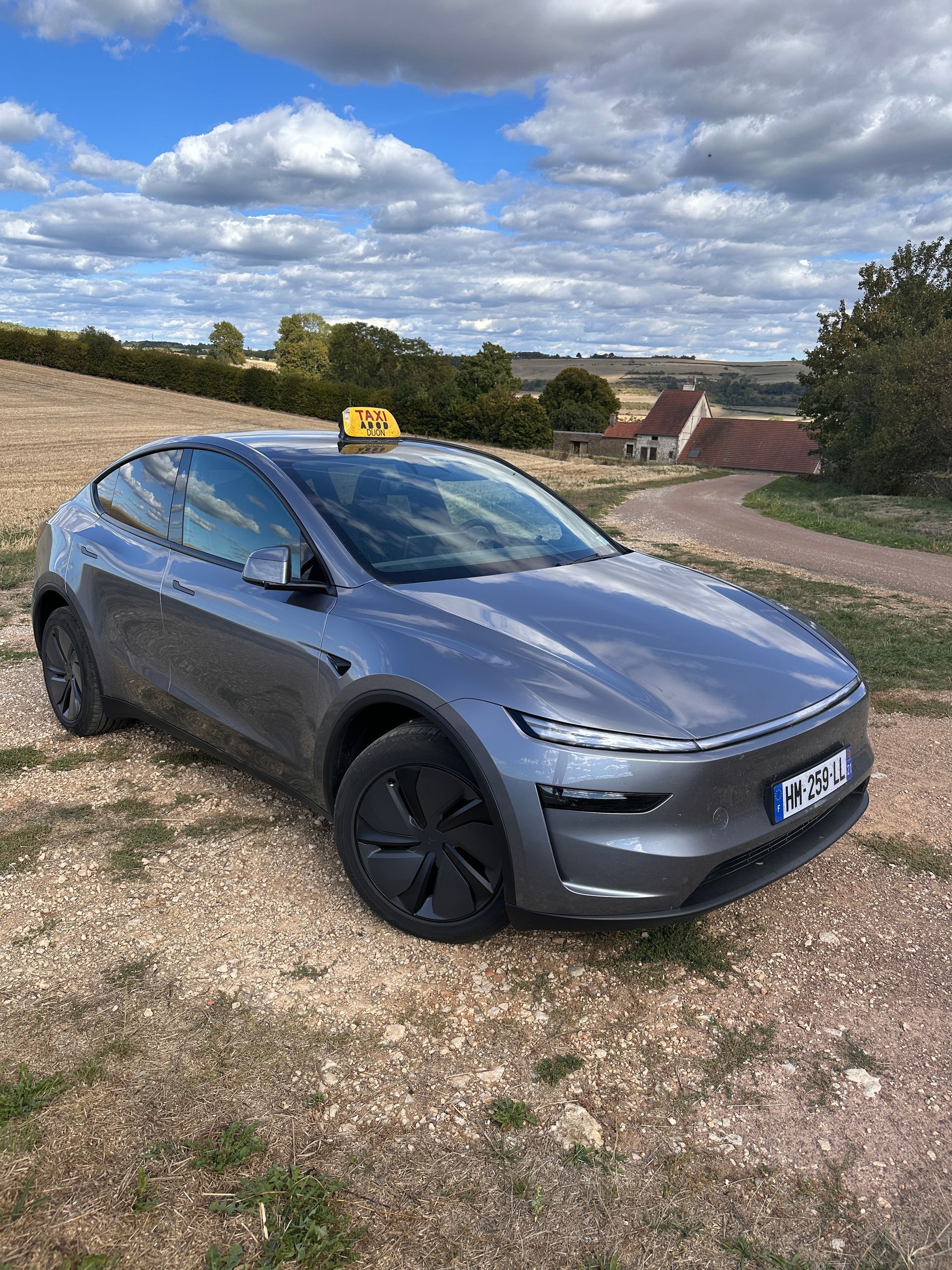 Un taxi garé sur le bord de la route