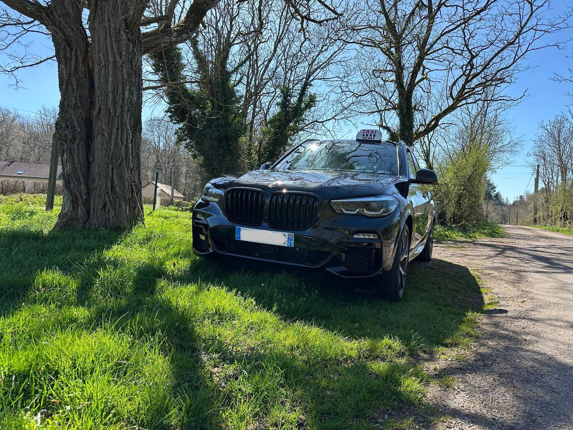Un véhicule noir garé sur le bord de la route