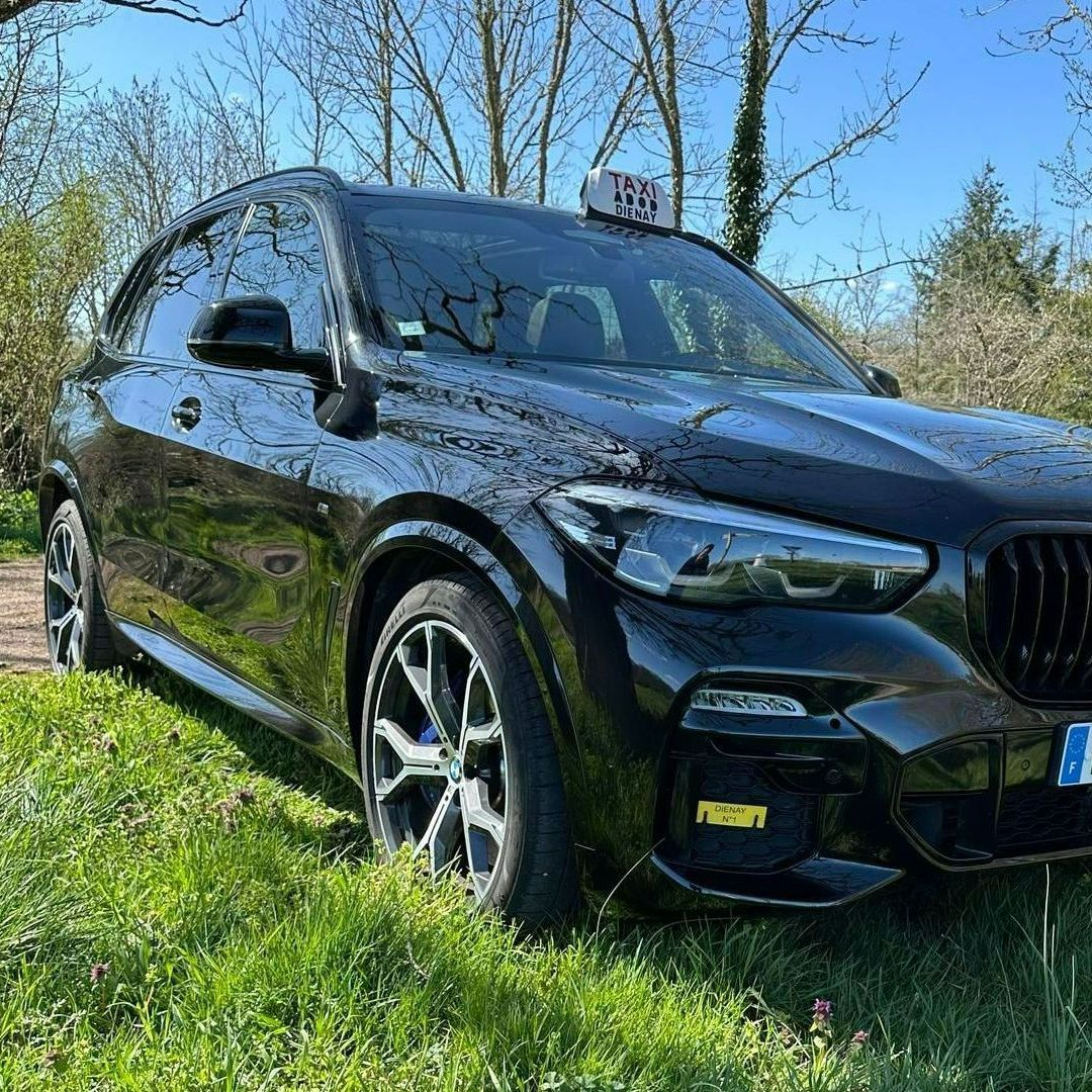 Un taxi garé sur le bord de la route