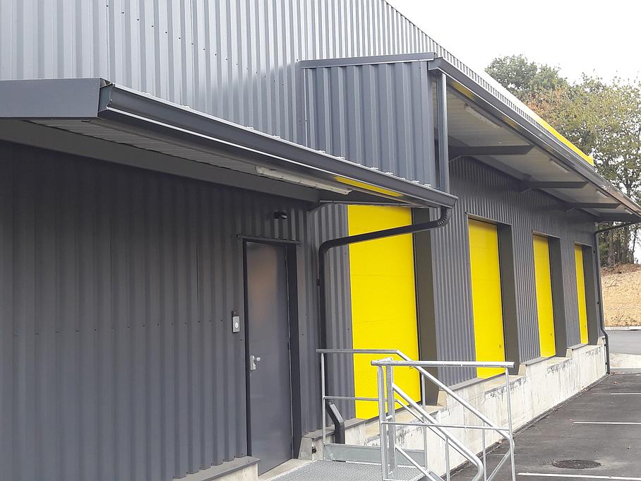 Portes jaunes sur entrepôt noir