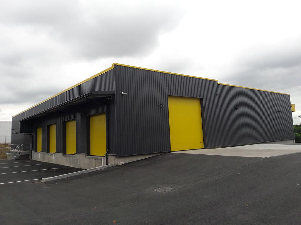 Entrepôt noire avec portes jaunes