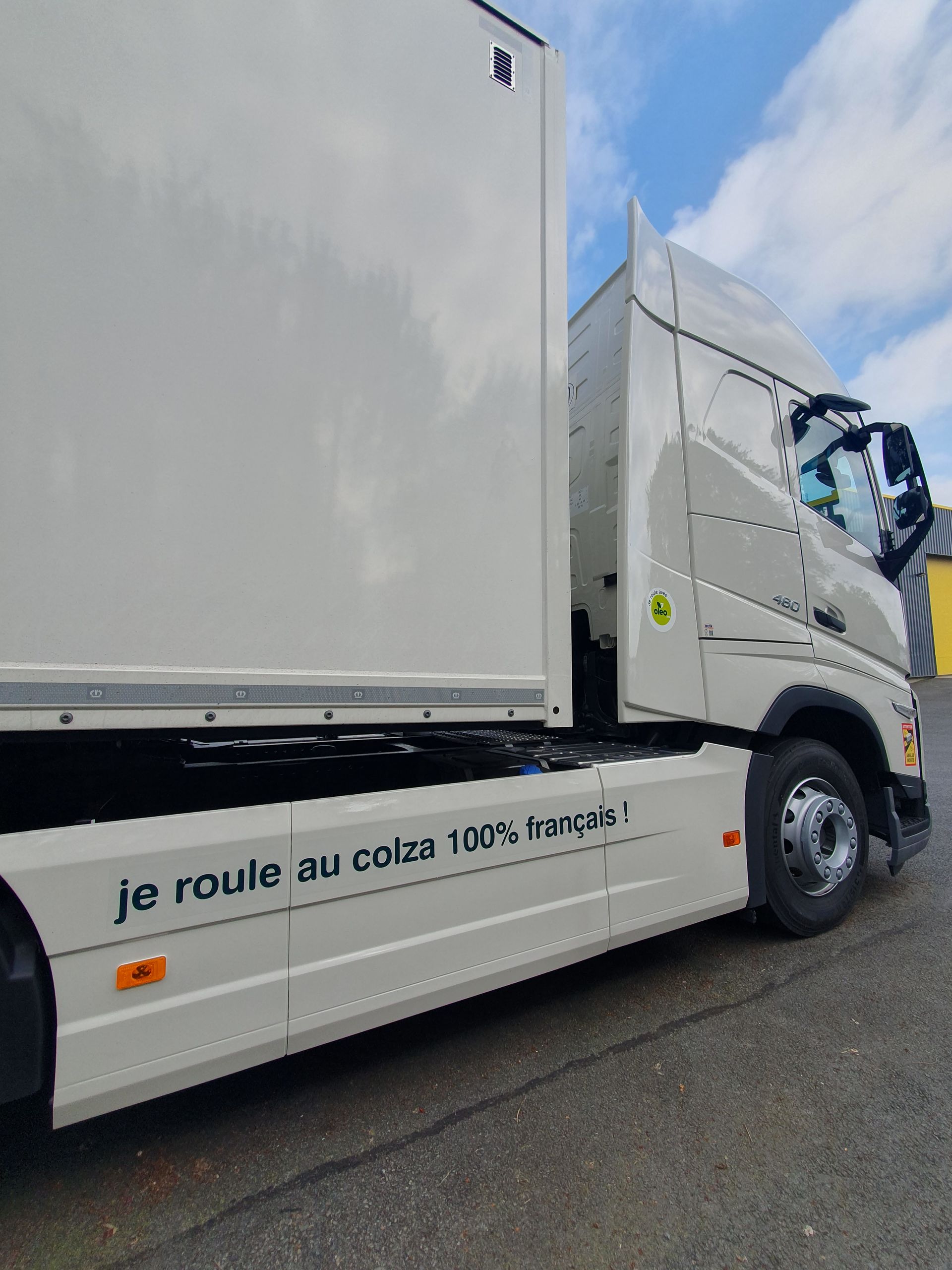 Poids lourd blanc avec écrit dessus