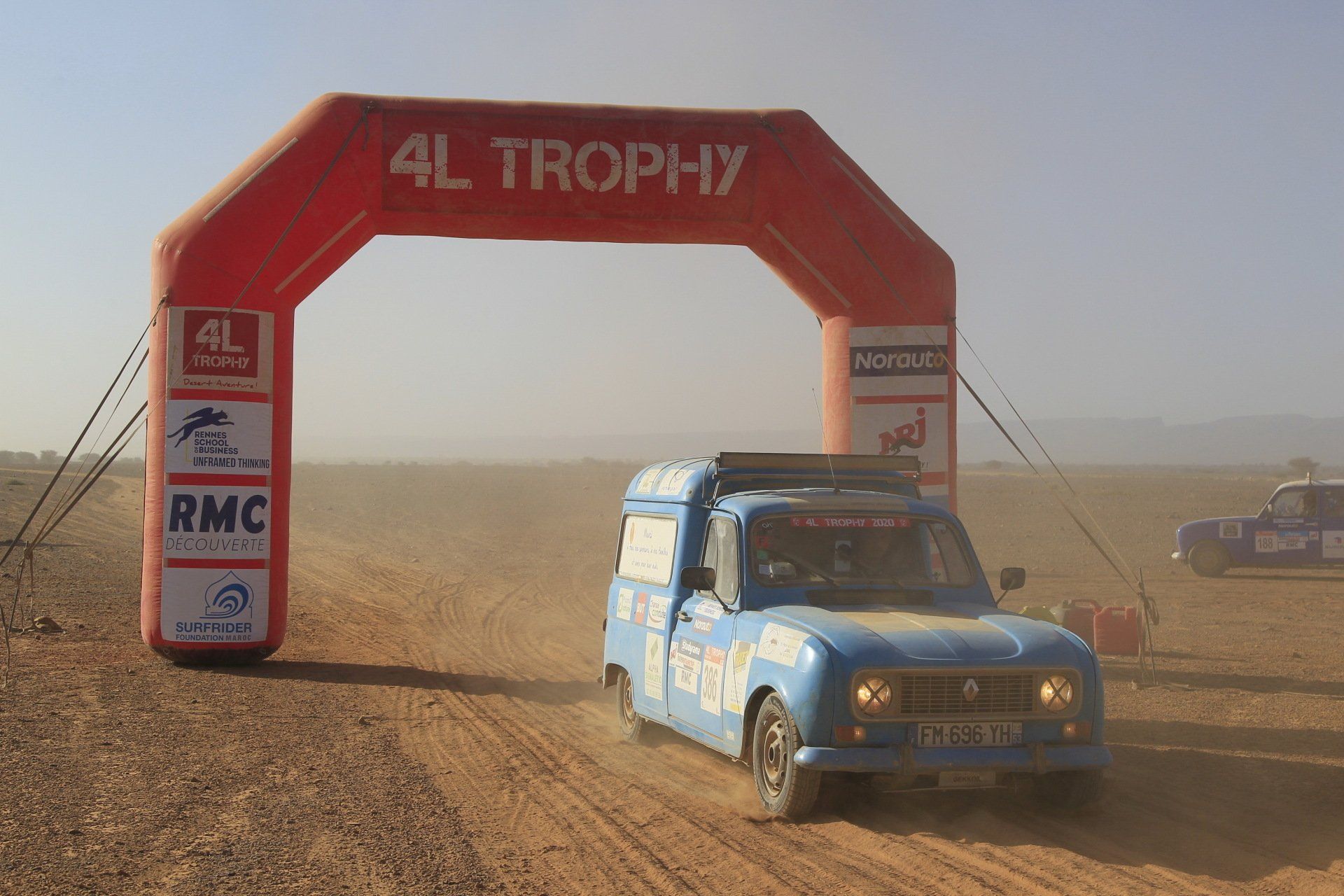 Arche rouge 4L Trophy