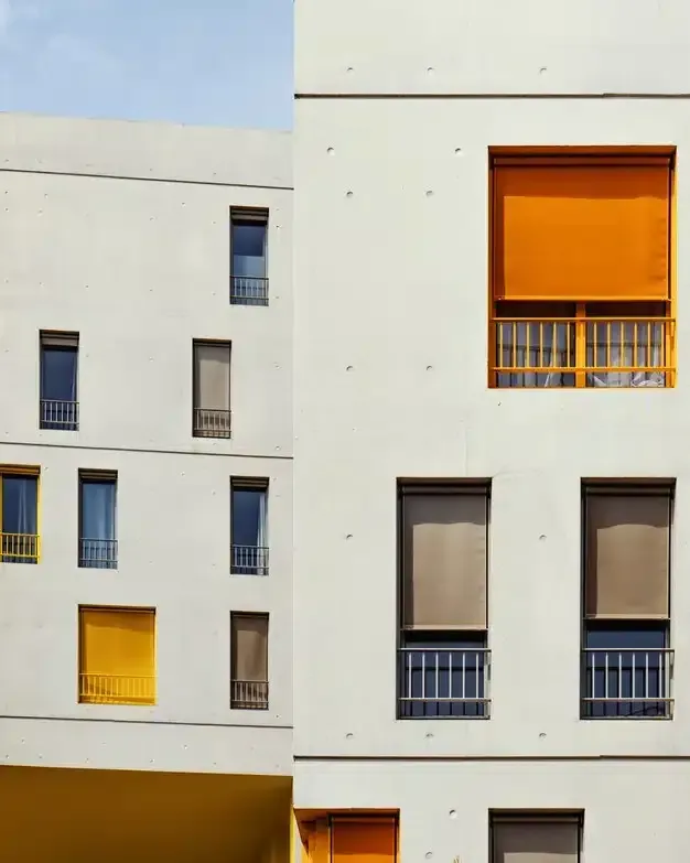 Un edificio blanco con muchas ventanas y balcones.