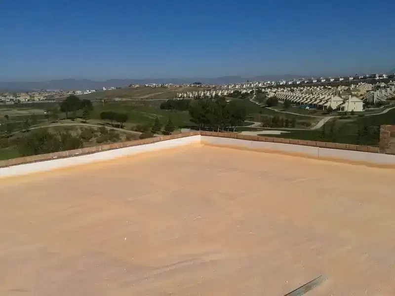 Una azotea con vistas a una ciudad y a un campo de golf.