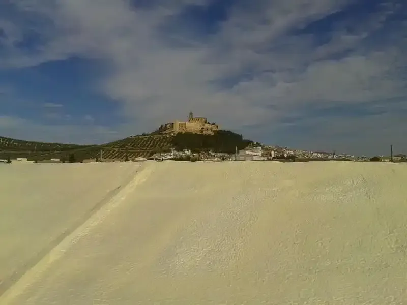 Hay un castillo en la cima de una colina en la distancia.