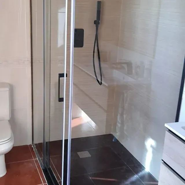 Un baño con inodoro y ducha.