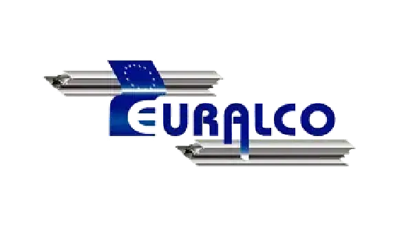 Un logotipo azul y plateado de euralco sobre un fondo blanco.