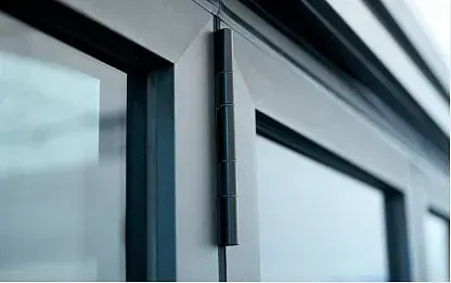 Un primer plano de una puerta con una bisagra.