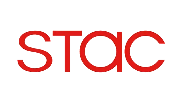 Un logotipo rojo y blanco para stac sobre un fondo blanco.