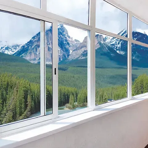 Una gran ventana con vista a las montañas y los árboles.