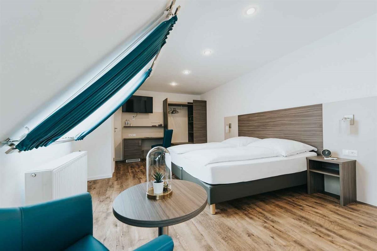 Ein Hotelzimmer mit einer Hängematte an der Decke