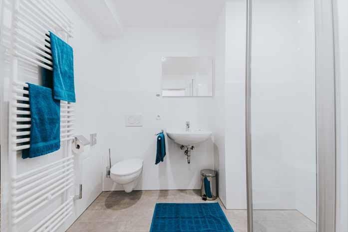 Ein Badezimmer mit Toilette, Waschbecken und Dusche.